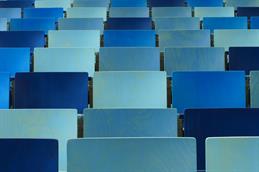Blaue Klappsitze in einem Hörsaal der HSD